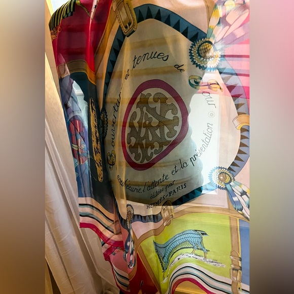 Hermes Scarf/Shawl. ‘Couvertures et Tenues de Jour’. 100% Silk. Made in France. - Picture 3 of 16